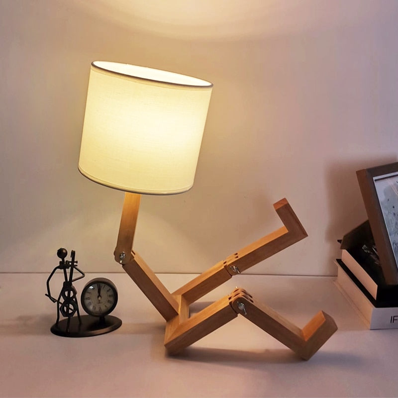 Lampe de table en bois en forme de robot