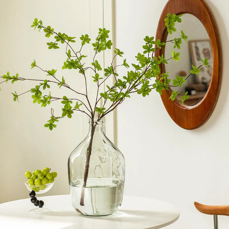 Jarrón de cristal transparente con arreglo de flores, adornos, agua para barriga para plantas verdes