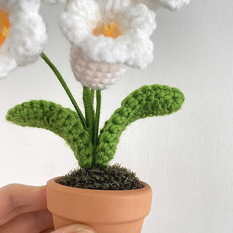 Decorazione per vaso di fiori all'uncinetto fatto a mano