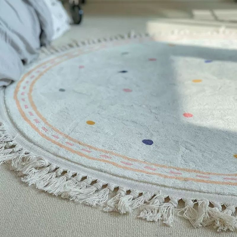 Alfombra de juegos blanca suave para habitación infantil con detalle de lunares y borlas - Rosa y negro