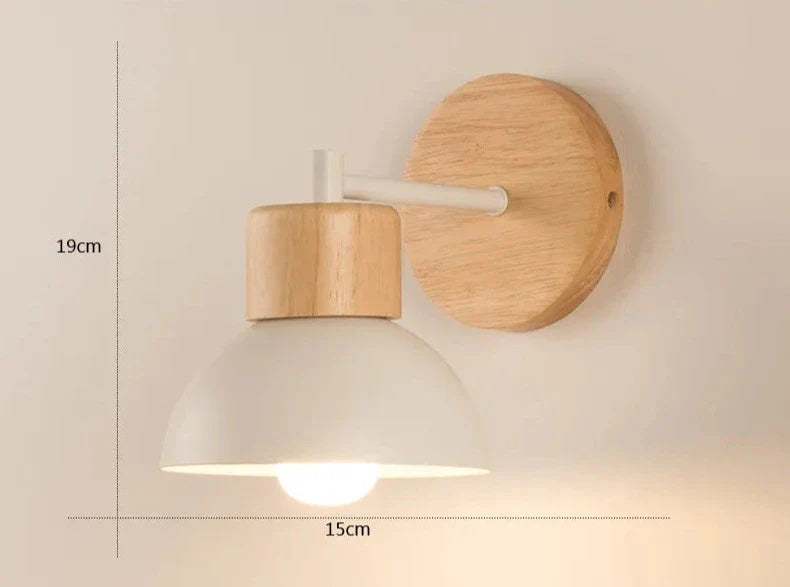 Nordische Wandlampe aus Holz