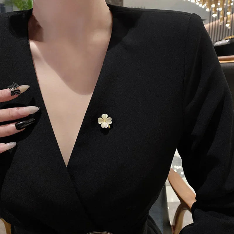 Elegancia floreciente: Conjunto de broche con lazo de flores a la moda para mujer