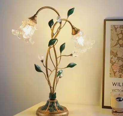 BloomGlow – Lampe de table florale