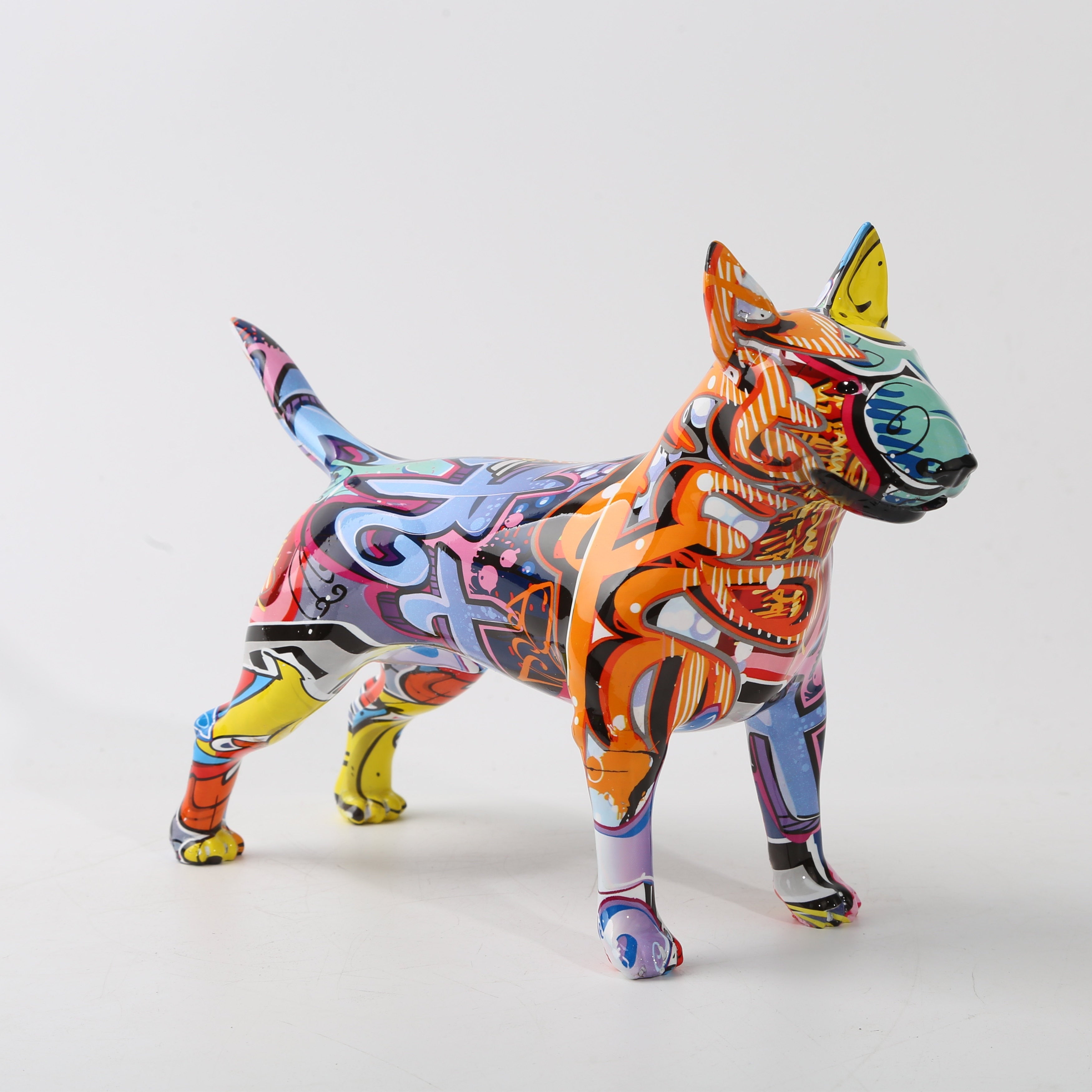 Escultura de arte de perro Bull Terrier pintada con graffiti