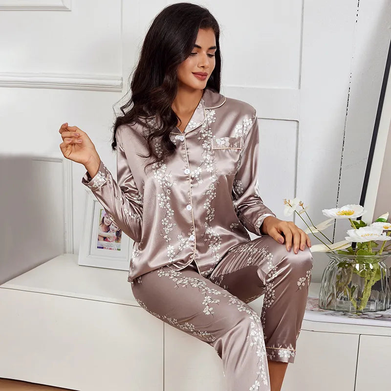 Elegantes und gemütliches Pyjama-Set aus Satin mit Blumendruck