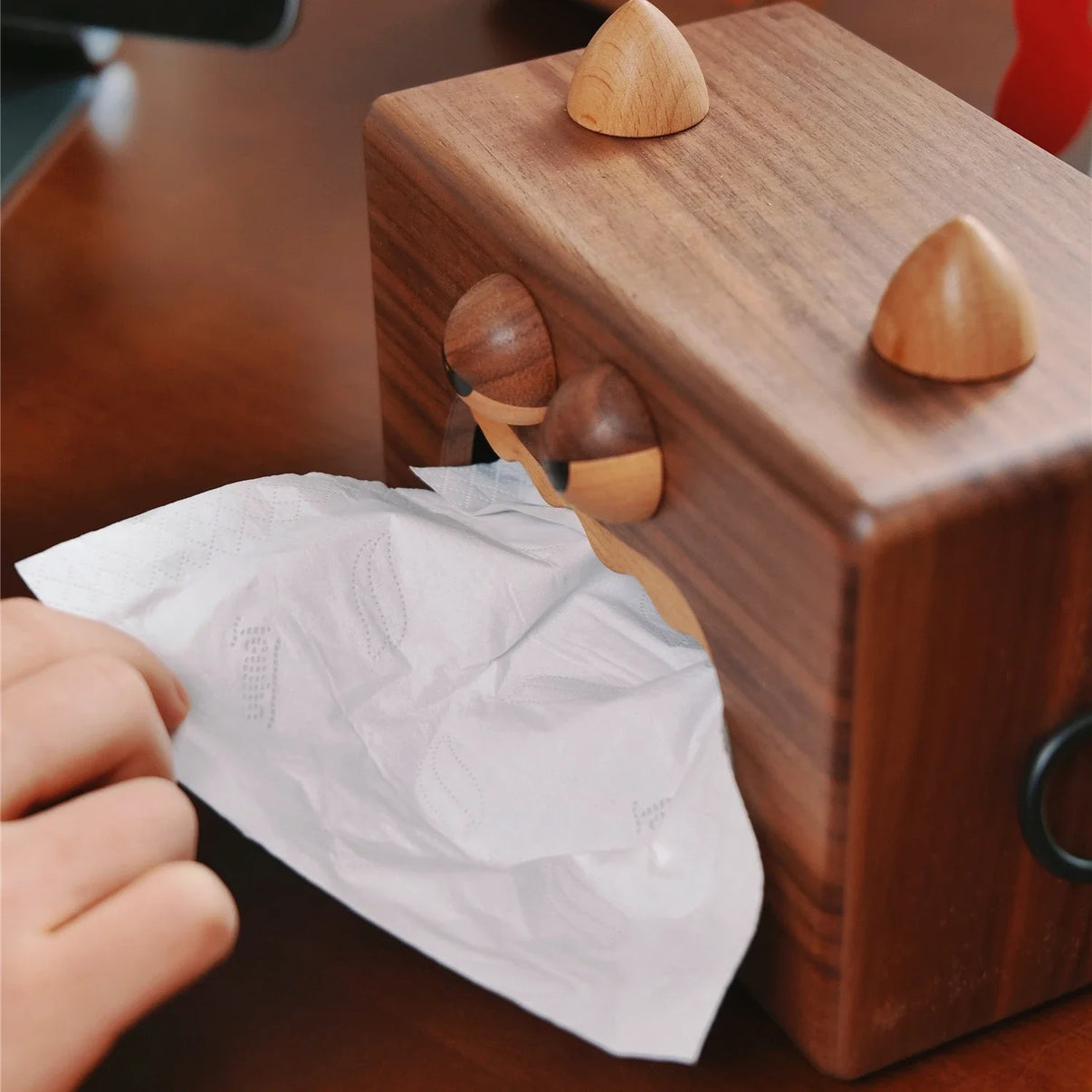 Caja de pañuelos enojada