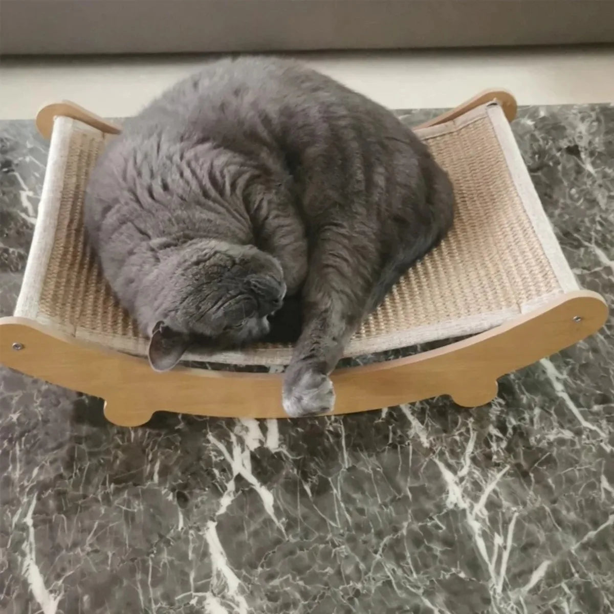 Catnip Haven: multifunctionele houten kattenkrabmat en -bed