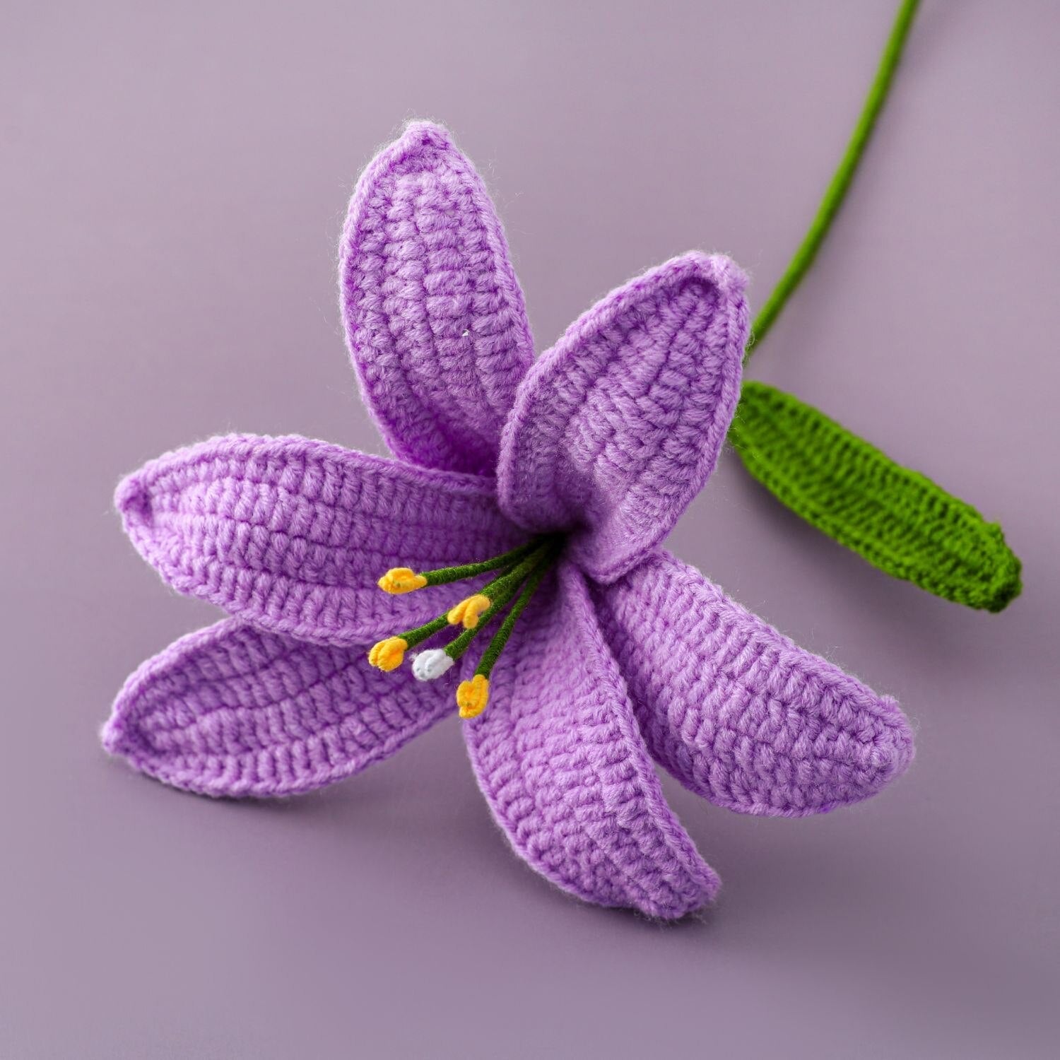 Décoration de fleurs de lys au crochet