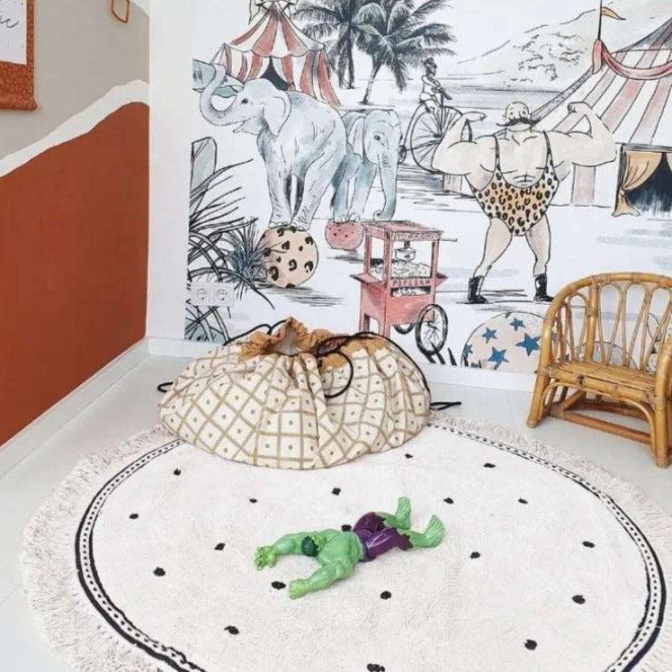 Alfombra de juegos blanca suave para habitación infantil con detalle de lunares y borlas - Rosa y negro