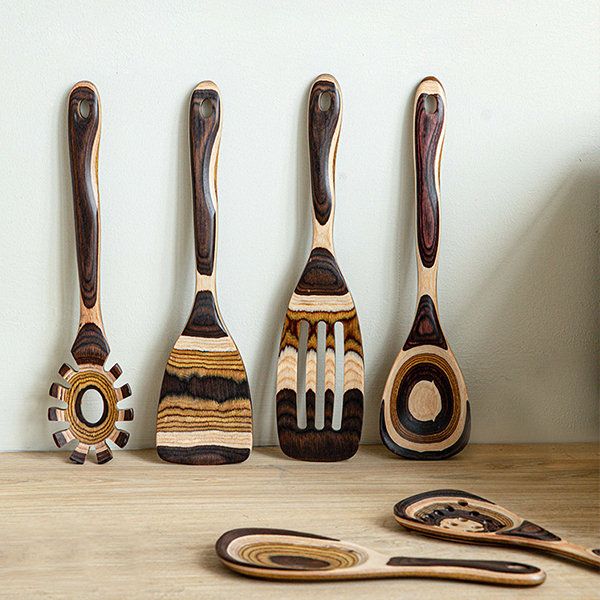 Utensile da cucina in legno a strisce