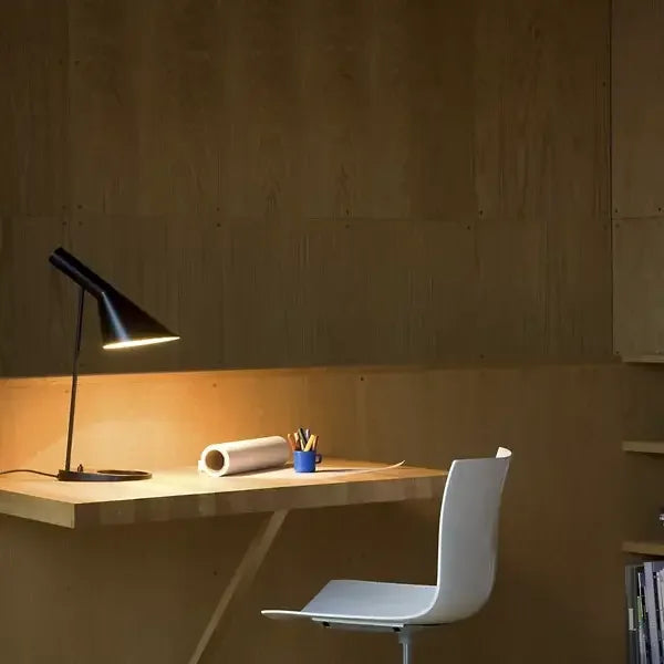 MinimalGlow - Lámpara de mesa LED moderna con diseño elegante