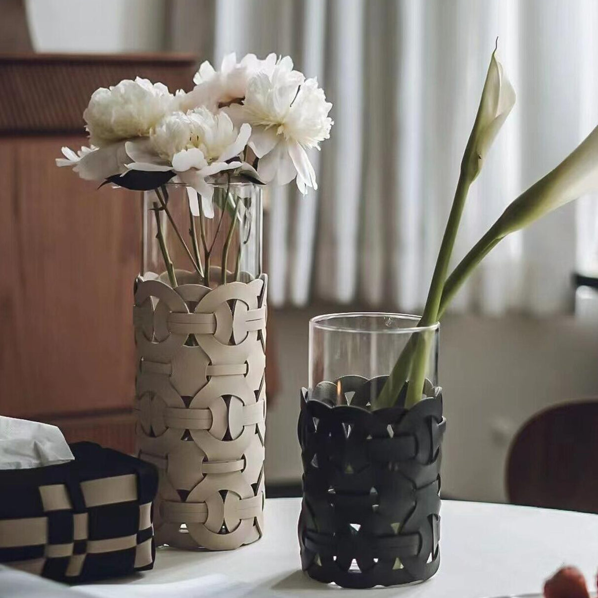 Vase de table en verre avec chaîne et cuir