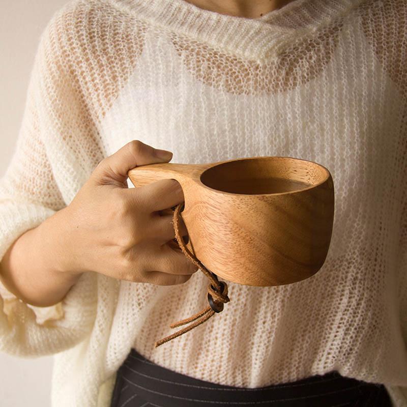 Taza clásica de madera de caucho