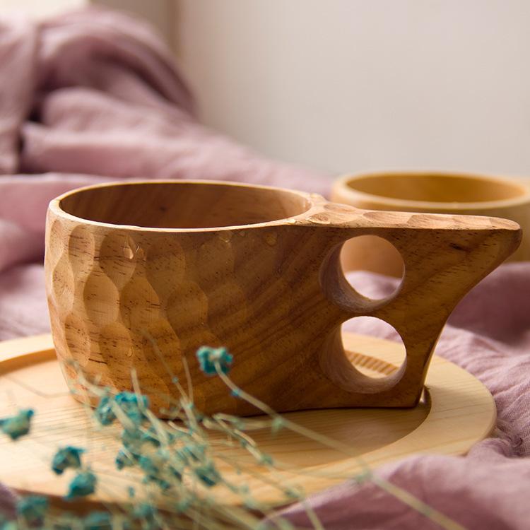 Taza clásica de madera de caucho