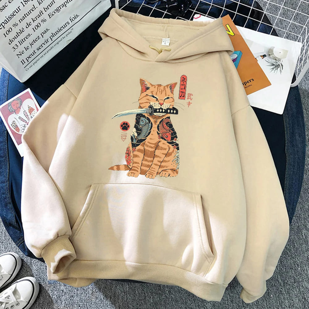 Orangefarbener Samurai-Katzen-Kapuzenpullover mit Katana-Motiv