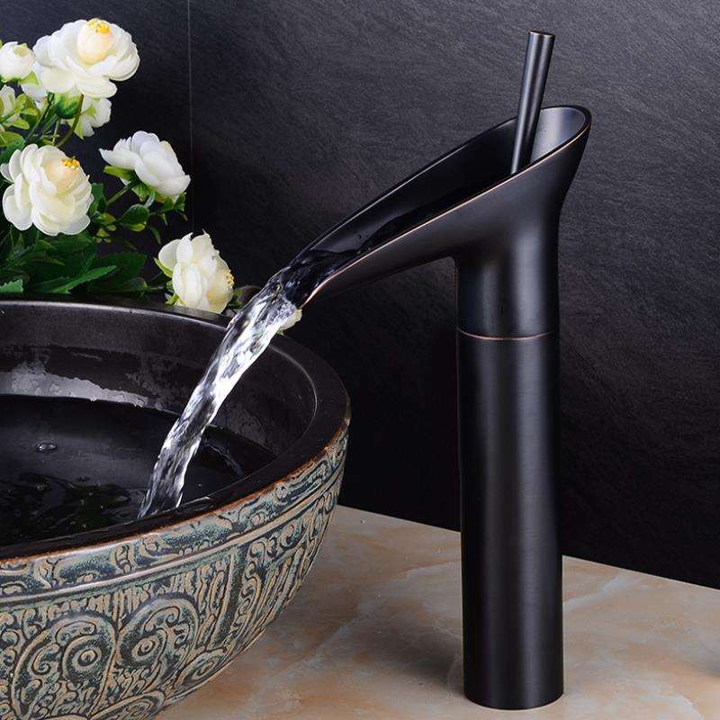 Grifo antiguo para lavabo de baño en cascada