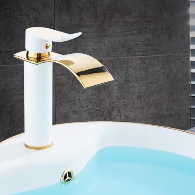 Luxuriöser Badezimmer-Wasserhahn mit Wasserfall aus Messing, Gold und Weiß – moderner, an Deck montierter Einhand-Waschtischhahn