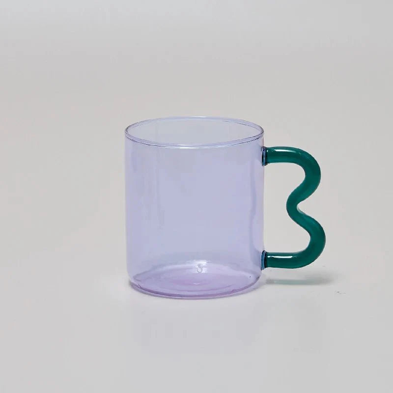 Farverig glas kaffekop med squiggle håndtag