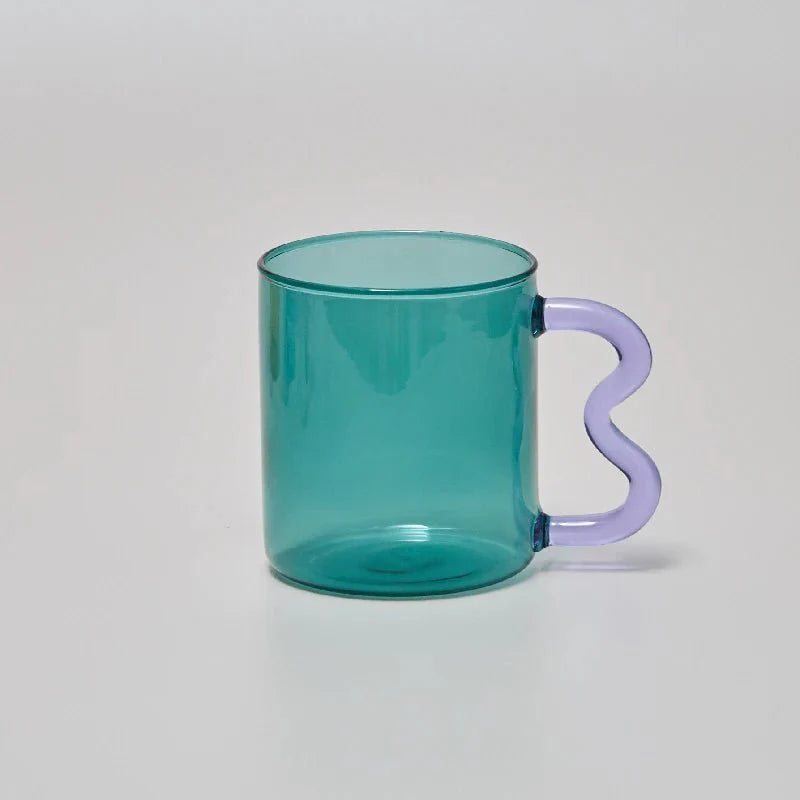 Farverig glas kaffekop med squiggle håndtag