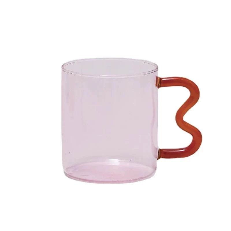 Farverig glas kaffekop med squiggle håndtag