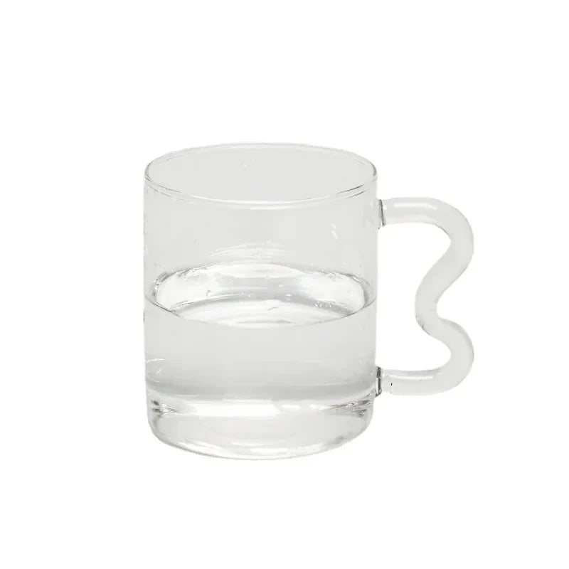 Farverig glas kaffekop med squiggle håndtag