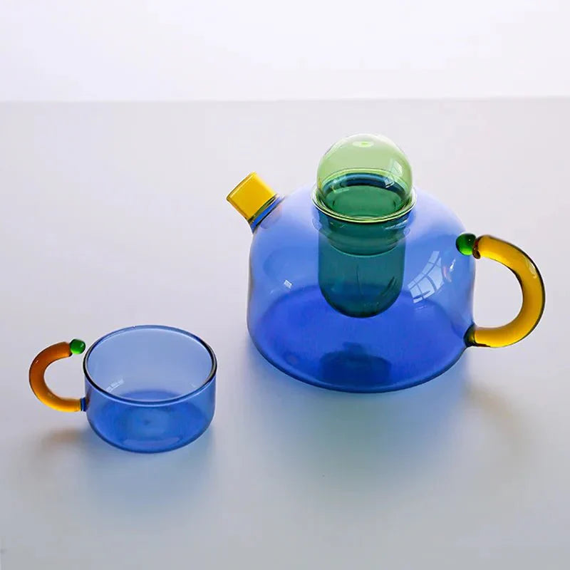 Set di bollitore e tazza traslucidi a colori contrastanti