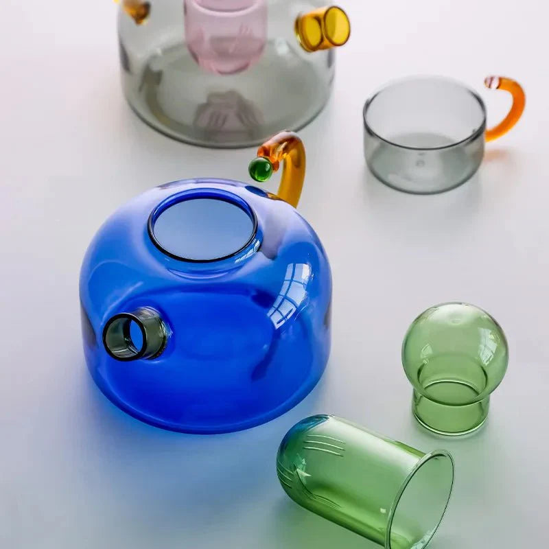 Set di bollitore e tazza traslucidi a colori contrastanti