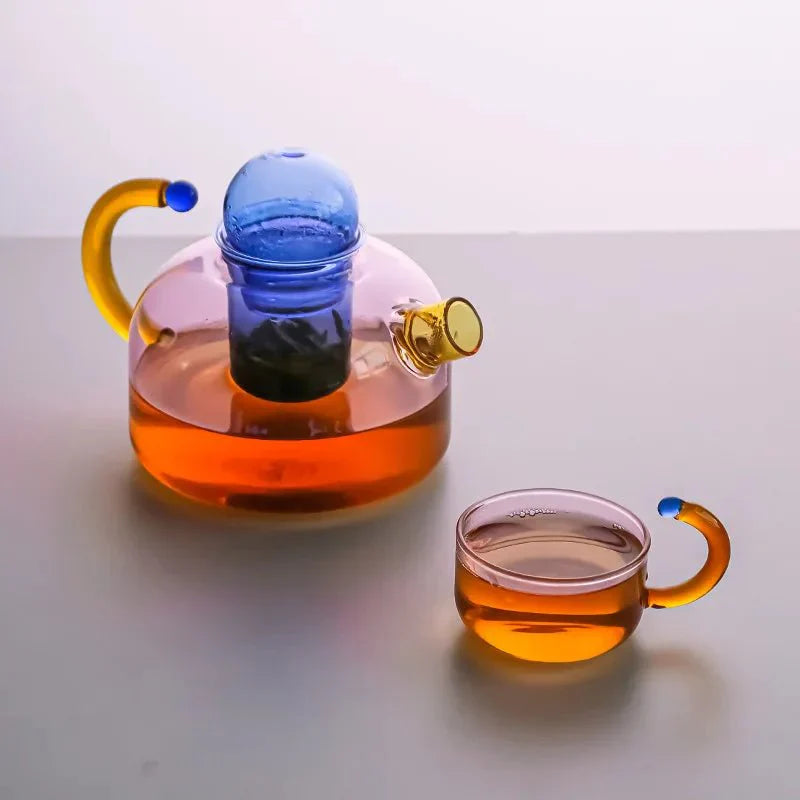 Ensemble bouilloire et tasse translucides de couleur contrastante