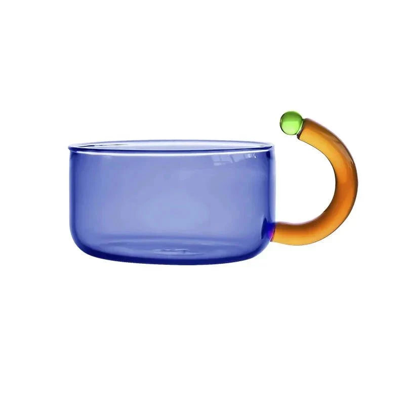 Juego de tetera y taza translúcidos de colores contrastantes