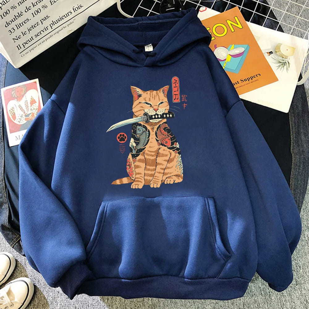 Orangefarbener Samurai-Katzen-Kapuzenpullover mit Katana-Motiv