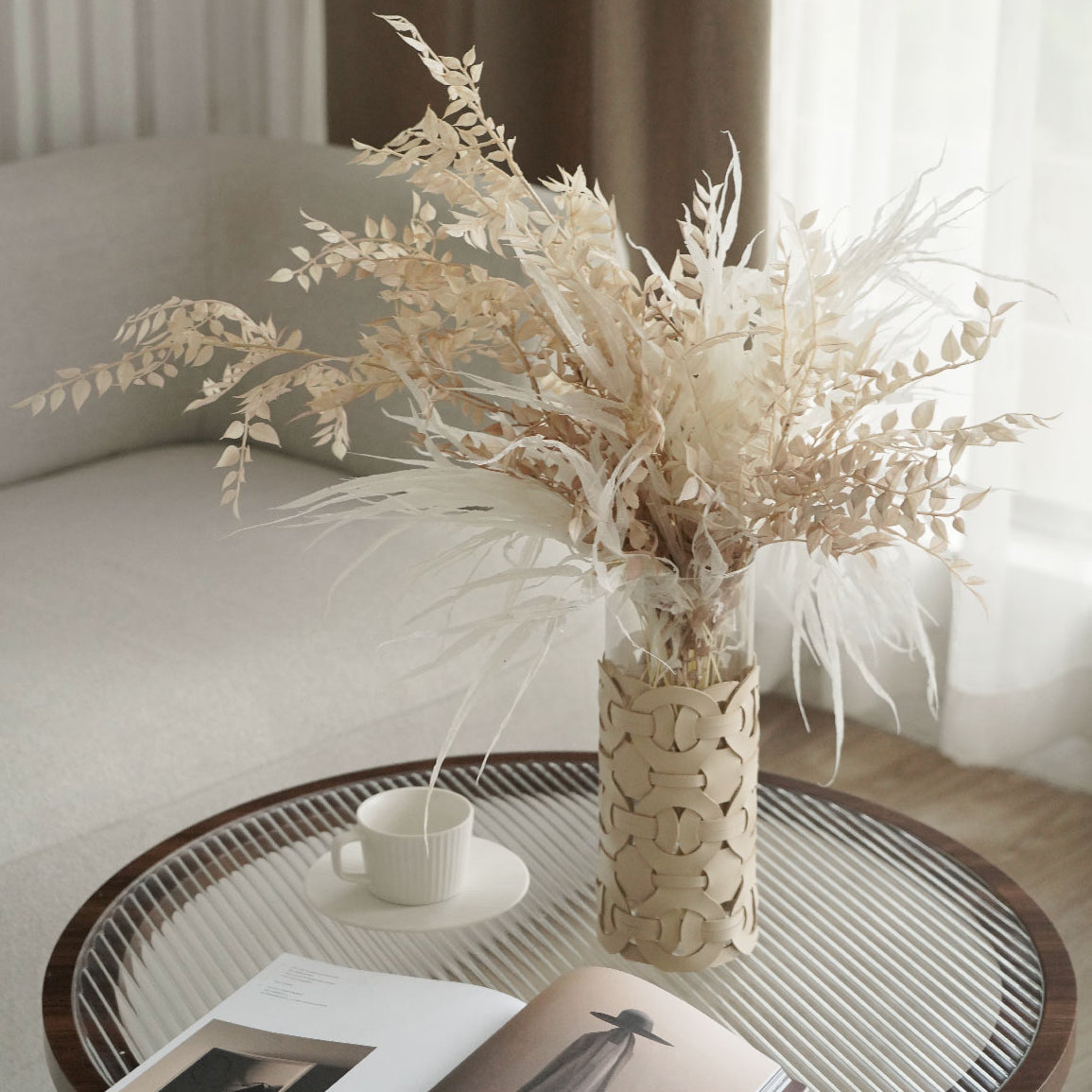 Vase de table en verre avec chaîne et cuir