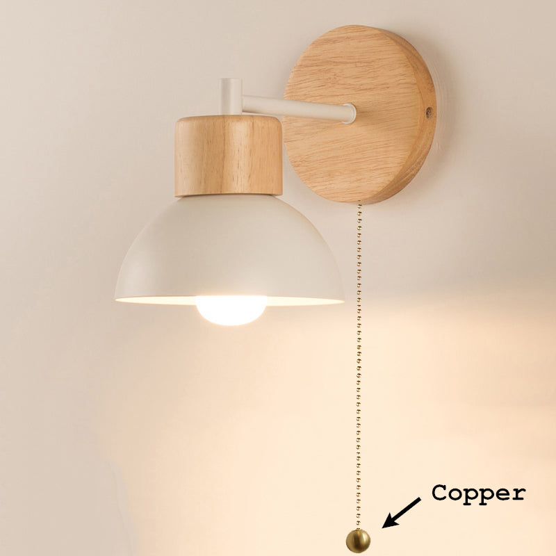 Nordische Wandlampe aus Holz