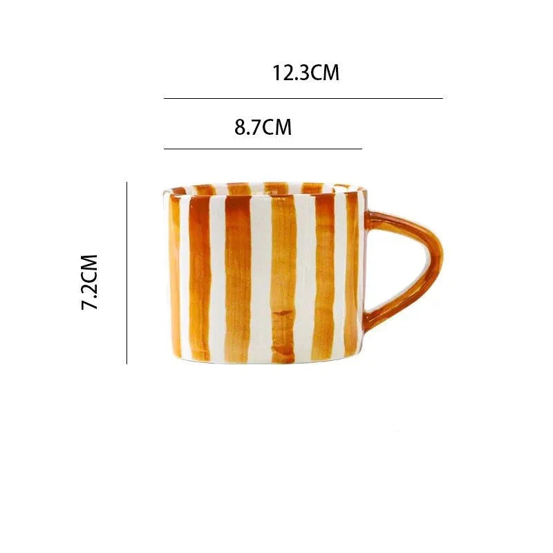 Ensemble tasse et soucoupe en céramique à rayures dessinées à la main