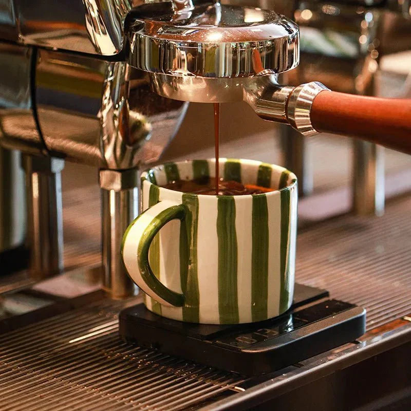 Ensemble tasse et soucoupe en céramique à rayures dessinées à la main