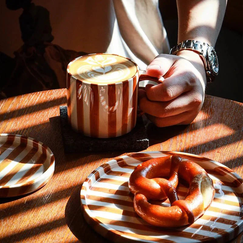 Ensemble tasse et soucoupe en céramique à rayures dessinées à la main