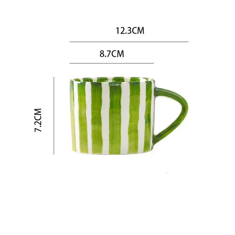 Ensemble tasse et soucoupe en céramique à rayures dessinées à la main