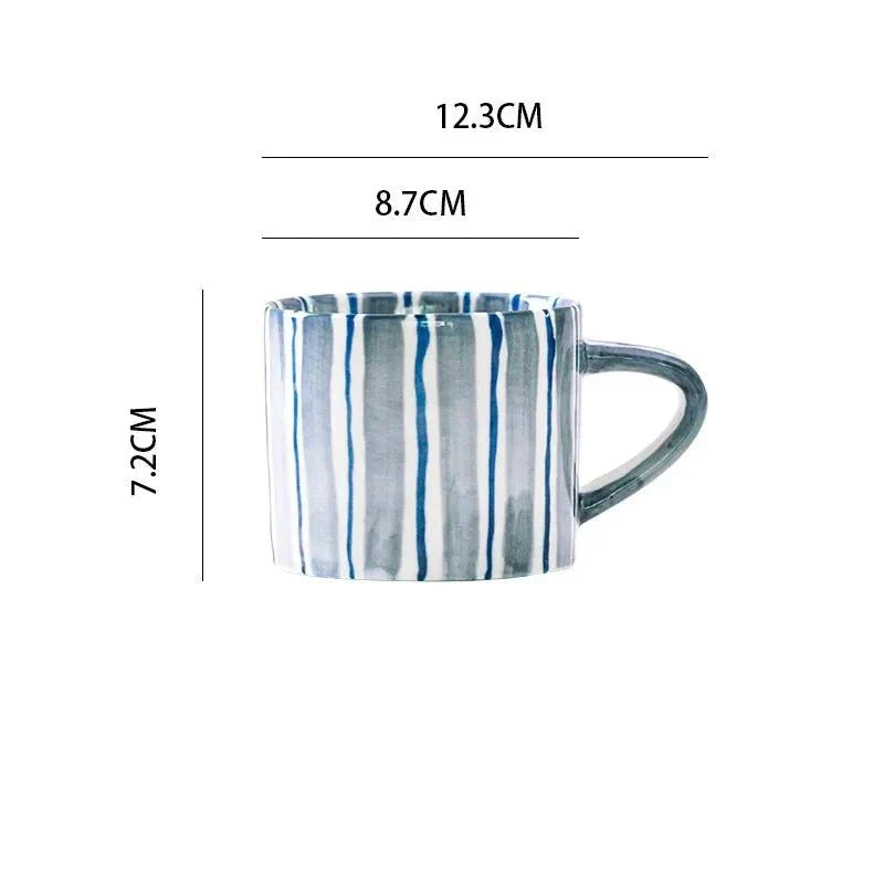 Ensemble tasse et soucoupe en céramique à rayures dessinées à la main