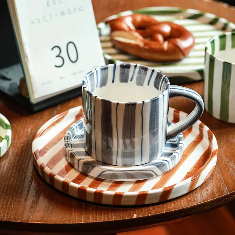 Ensemble tasse et soucoupe en céramique à rayures dessinées à la main