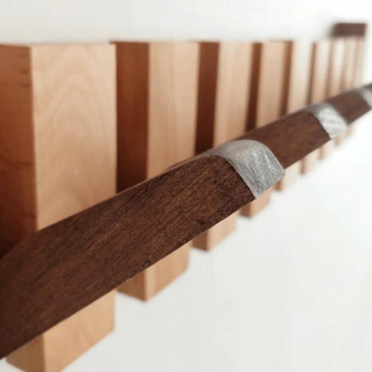 Håndlaget Piano Coatrack™ | Luksus frakke i tre