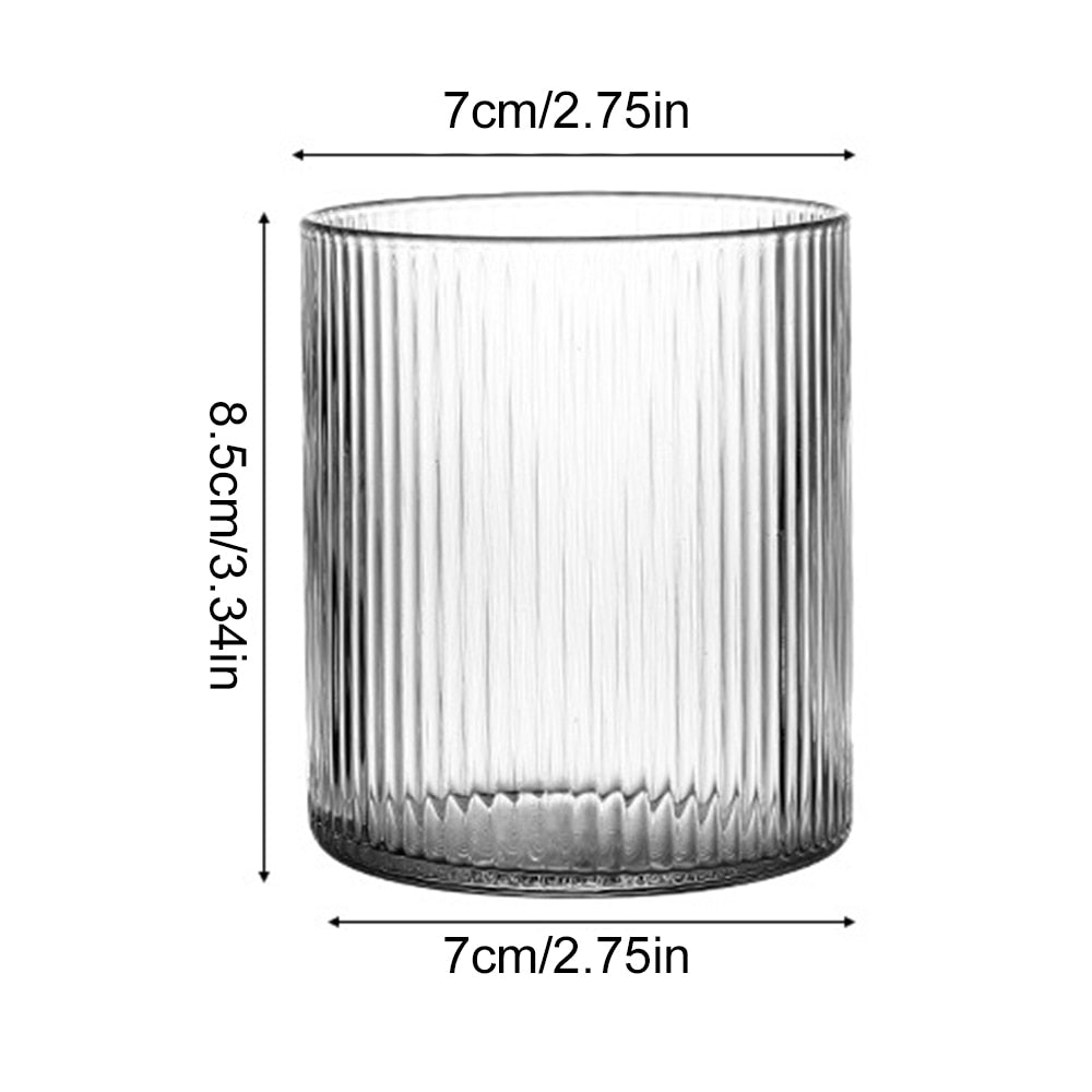 Klare, gestreifte Glastasse im japanischen Stil