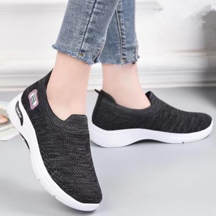 Zapatos ortopédicos de mujer con suela blanda.