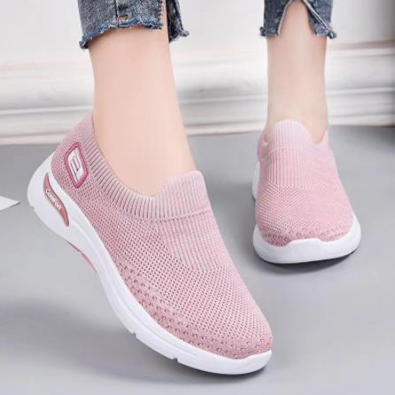 Zapatos ortopédicos de mujer con suela blanda.