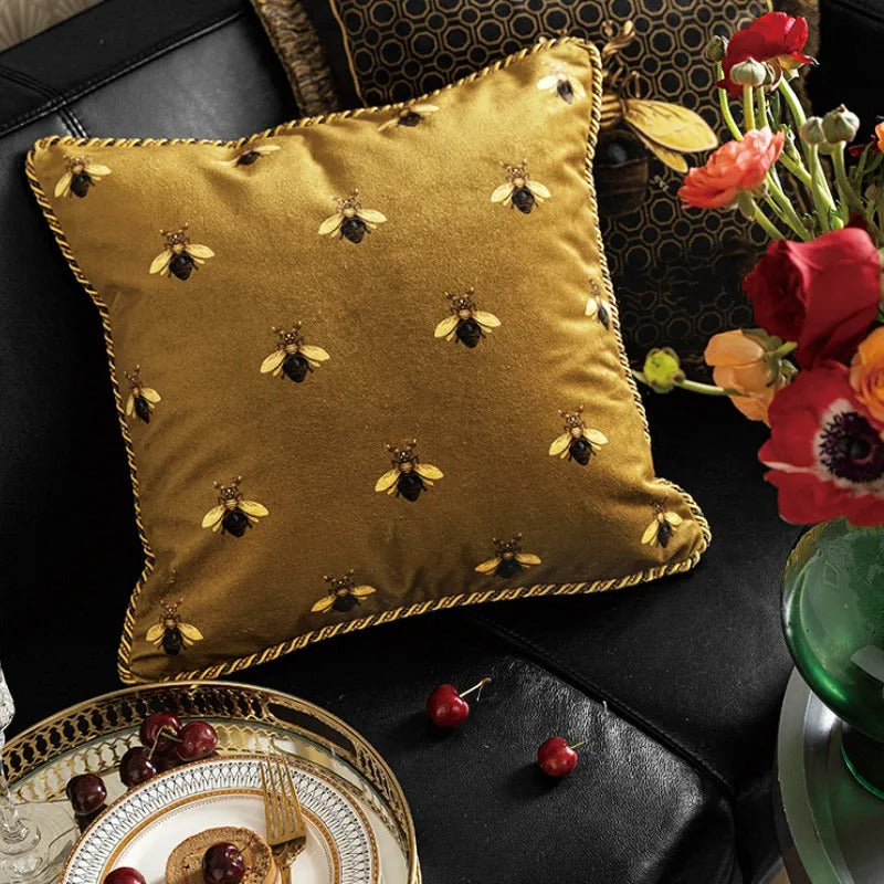 Housse de coussin rétro dorée – Style artistique européen de luxe avec imprimé abeille