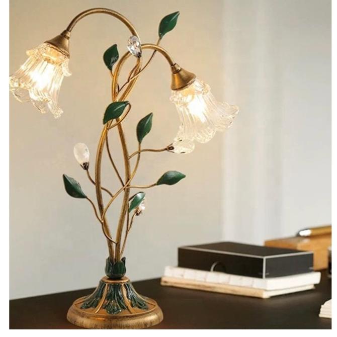 BloomGlow – Lampe de table florale