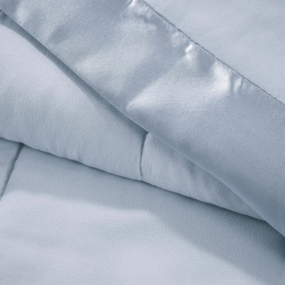 Sprei in Prospect Blue – lichtgewicht donsalternatief met satijnen rand