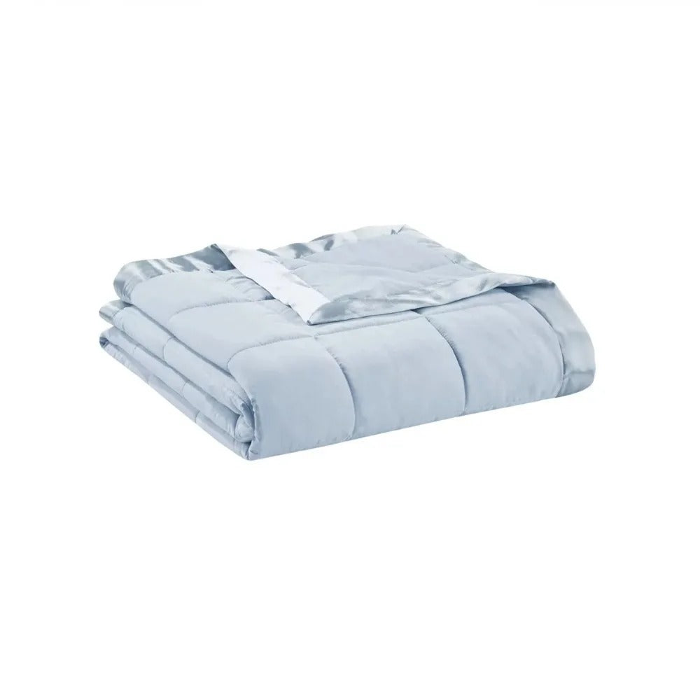 Couvre-lit Prospect Blue – Alternative légère au duvet avec bord en satin