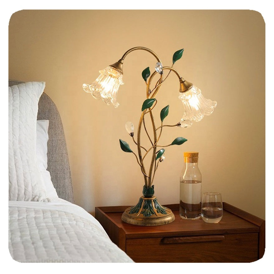 BloomGlow – Lampe de table florale