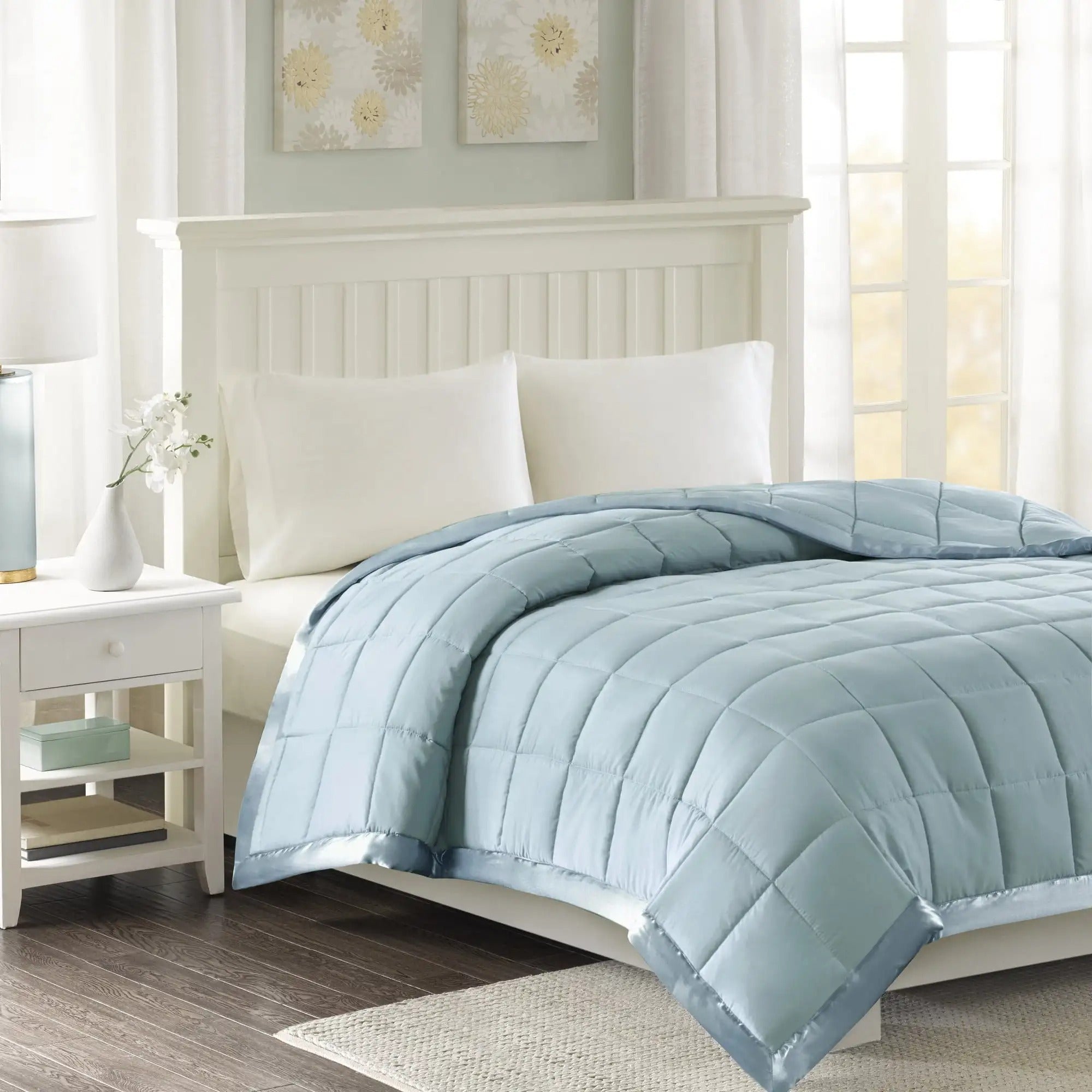 Couvre-lit Prospect Blue – Alternative légère au duvet avec bord en satin