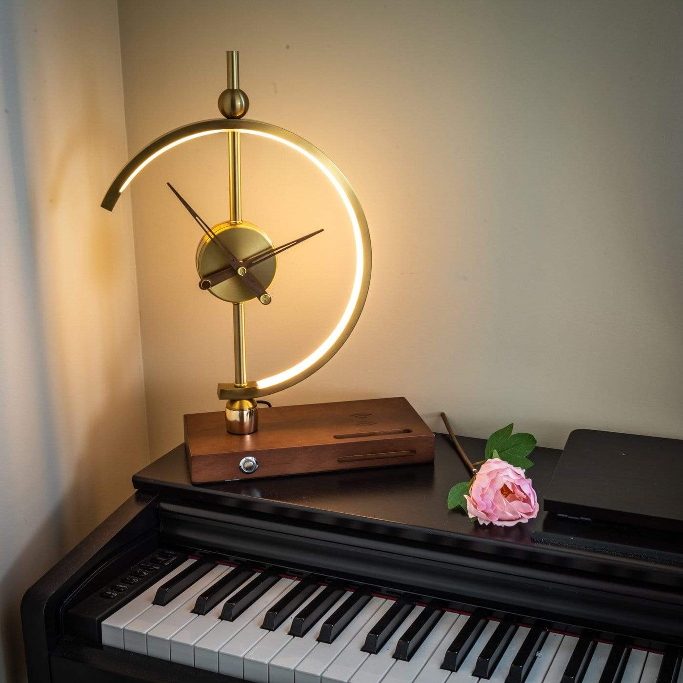 NagoyaLight™ | Orologio lampada di lusso con caricabatterie