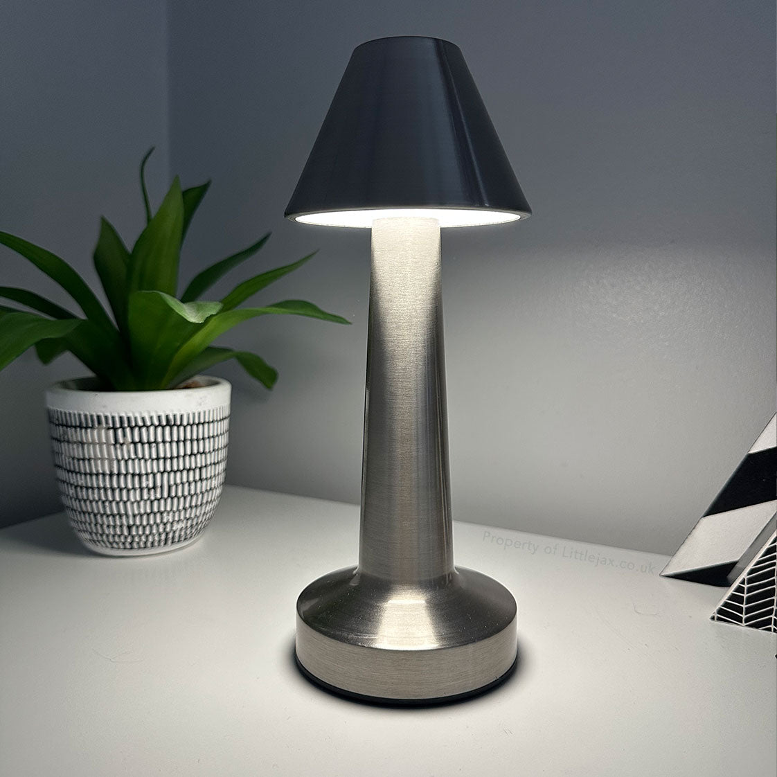 Lampada da tavolo cordless moderna obliqua ambientale